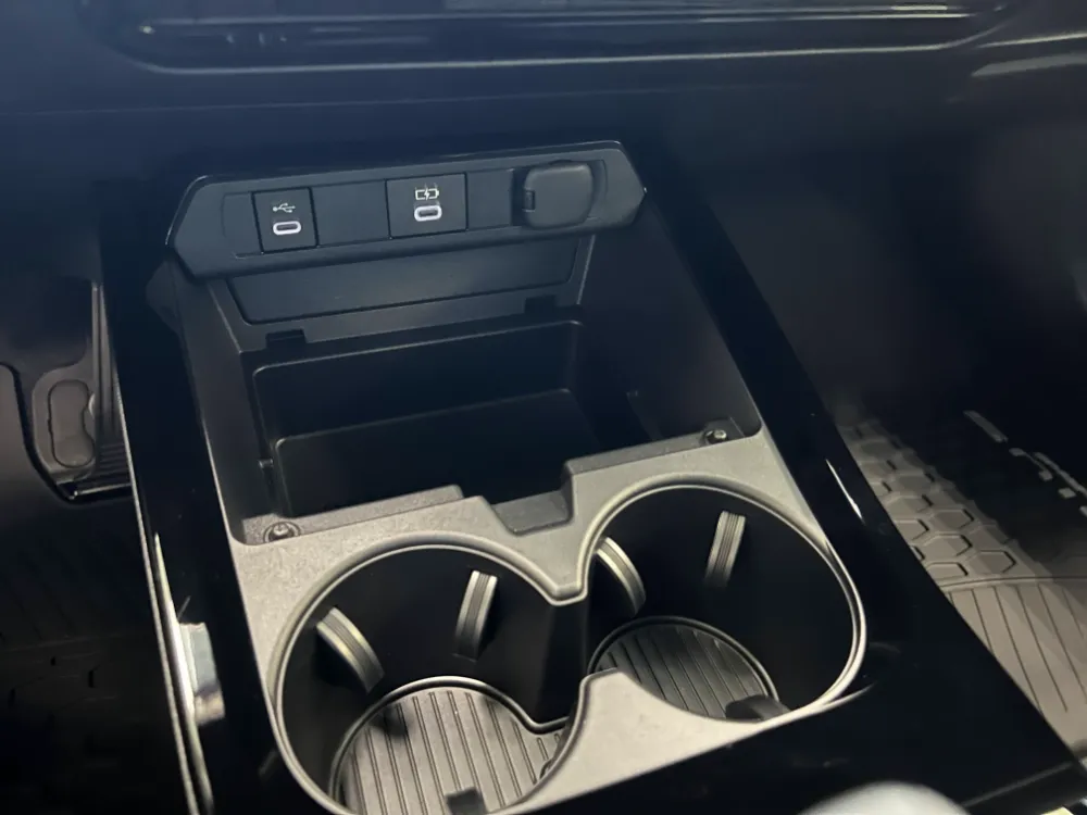 2023 toyota prius prime se white 10